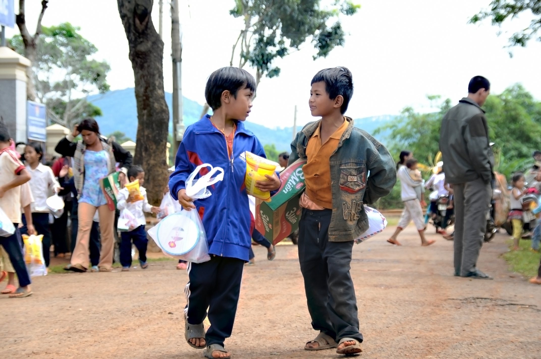 presents_ethnic_minorities_lanterns